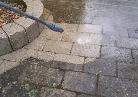 Myjka ciśnieniowa podczas czyszczenia kostki